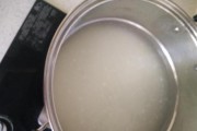 电饭煲轻松做出美味米汤（一碗营养丰富的米汤）