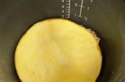 电饭煲蛋糕制作（教你解决电饭煲蛋糕水分过多的问题）
