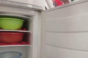 冰箱清洗小技巧大揭秘（掌握正确清洗方法）