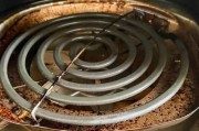 翻盖燃气灶清洗方法（轻松掌握的清洗技巧）