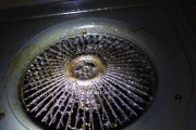 家用油烟机油污清洗攻略（轻松解决家用油烟机油污问题）