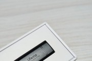 蓝牙耳机上的三个孔有什么作用？如何正确使用它们？
