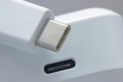 苹果15外壳充电器的功率是多少？它与传统充电器有何不同？