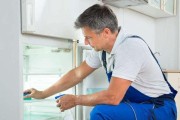 冰柜门上面漏水的处理方法（有效解决冰柜门上面漏水问题的实用技巧）