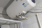 恒温热水器排气孔清洗方法（保持热水器高效运行）