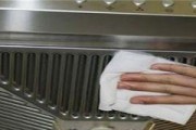 有效清洗油烟机上的油污（家庭油烟机清洗方法及小窍门）