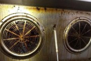用盐水和醋清洗油烟机的绝佳方法（简单易行的清洁油烟机方法）