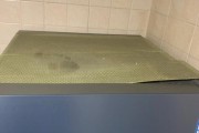 冰箱水垢修理指南（简单方法帮你轻松除垢）