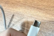 充电器放在腿上为何会有触电感？如何避免这种情况？