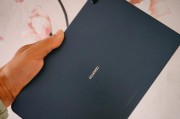 华为平板的卡槽支持哪些类型的卡？如何正确插入SIM卡或存储卡？
