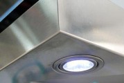 如何正确清洗油烟机灯管（省时又省力的清洗方法）