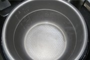 冰柜内胆黄渍的清洁方法（让冰柜内胆恢复洁净无黄渍的小窍门）