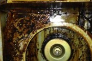 如何有效清洗油烟机管道上的油渍（科学清洗方法让油烟机回归原始功能）