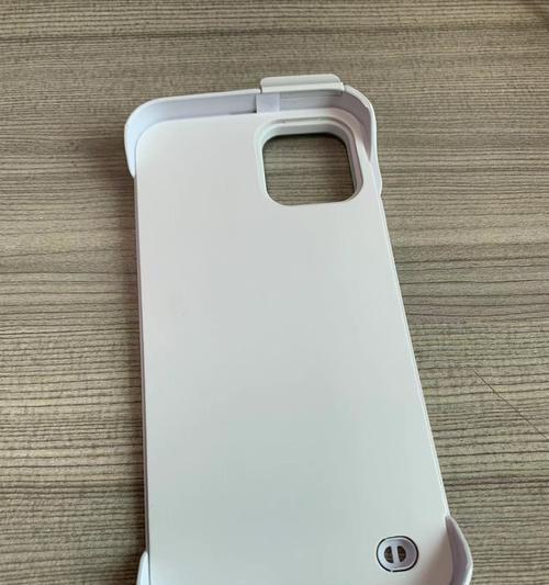 解决iPhone自拍照片反向问题的方法（如何调整iPhone自拍照片的镜像效果以及关键设置）