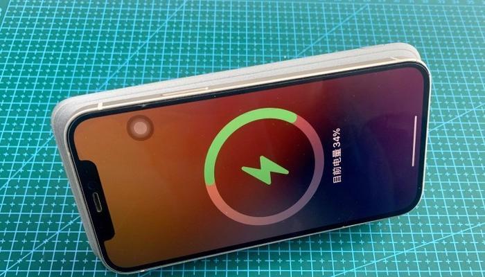 全面解析iPhone无线充电（告别插线束缚，拥抱便捷充电新体验）