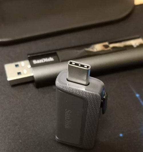 如何在坚果P3S上使用U盘安装APP（轻松扩展应用，一键安装你所需）