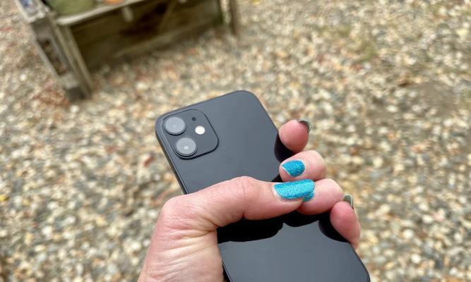 iPhone13mini与iPhone13的区别（小巧精致vs大屏观影，）