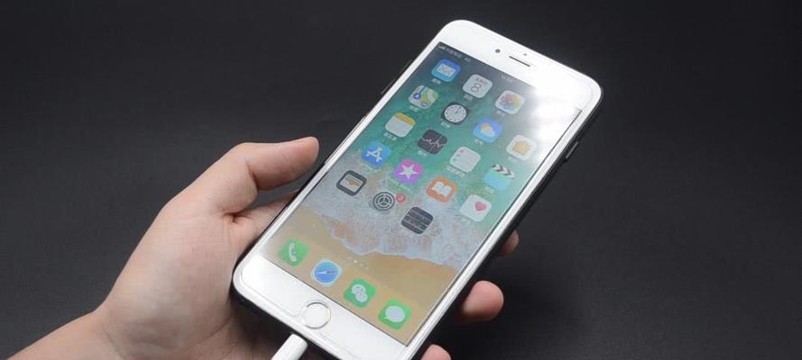 如何有效处理iPhone手机发热发烫问题（降温方法、保护手机、优化使用体验）