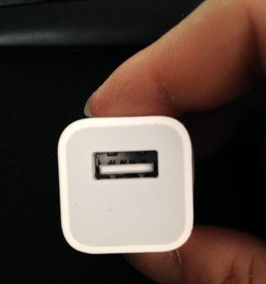 解决iPhone充电口进水问题的方法（保护充电口的关键措施和紧急应对策略）