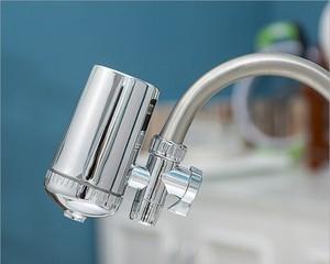 如何解决净水器水龙头带静电问题（静电问题的原因和解决方法）