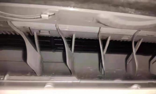 解决空调异味问题的清洗方法（轻松清除空调发出的难闻气味）