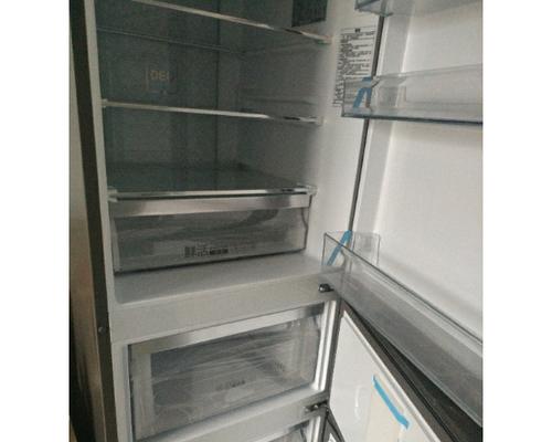 如何清理三开门冰箱（轻松解决冰箱清洁难题）