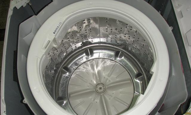 洗衣机内筒清洗指南（解决洗衣机内筒污垢的实用方法）