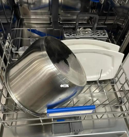 如何正确使用洗碗机清洗餐具（洗碗机清洗的步骤和技巧）