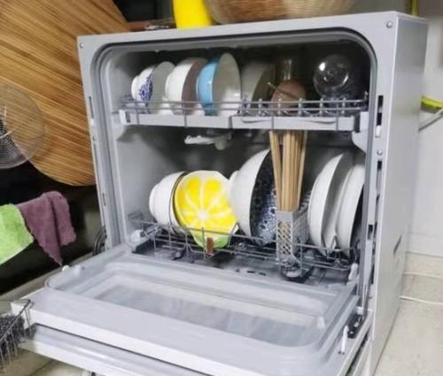 如何正确使用洗碗机清洗餐具（洗碗机清洗的步骤和技巧）
