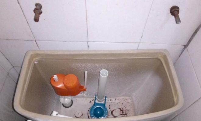 解决马桶水箱漏水问题的方法与技巧（简单实用的马桶水箱漏水修复指南）