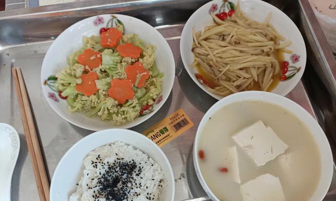 如何做好月子餐——月嫂教你照顾产妇的饮食需求（月子餐）