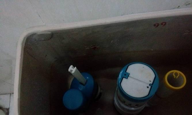 抽水马桶水箱漏水修理指南（解决抽水马桶水箱漏水问题的实用方法及步骤）
