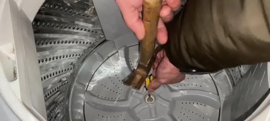 洗衣机出现E10故障的处理方法（解决洗衣机洗到一半出现E10错误代码的实用技巧）