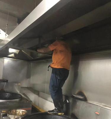 油烟机清洗攻略——让饭店厨房更清新舒适（厨房油烟机清洗方法及注意事项）