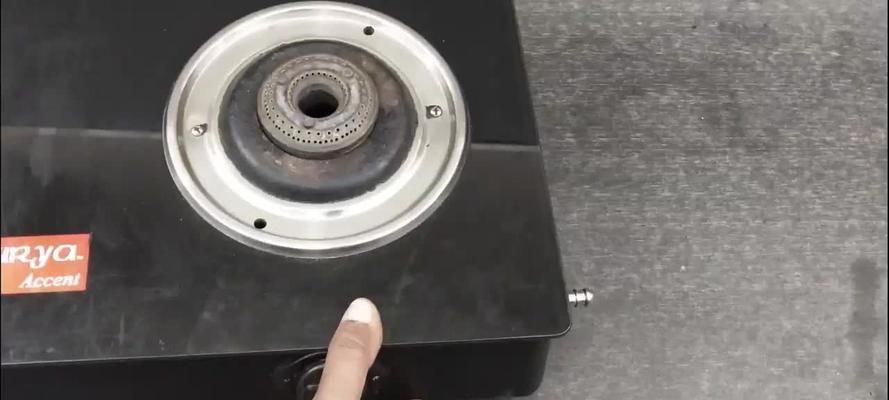 燃气灶打着火松手就灭的修理方法（解决燃气灶自动熄火问题的实用技巧）