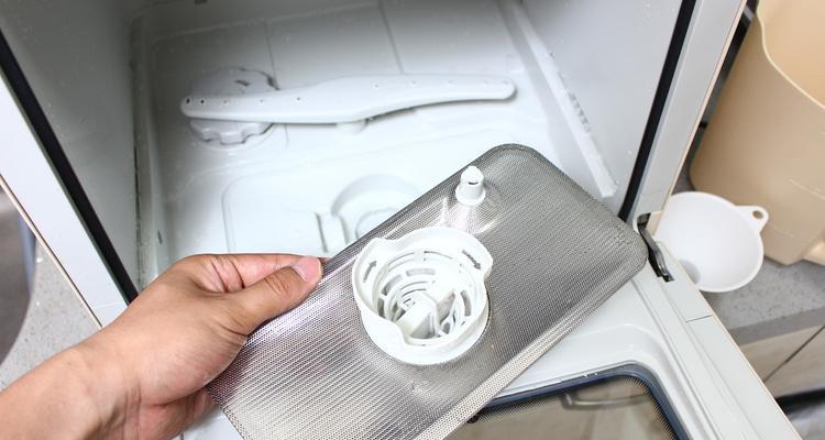如何解决洗碗机无法完全清洗的问题（提高洗碗机清洁效果的实用技巧）