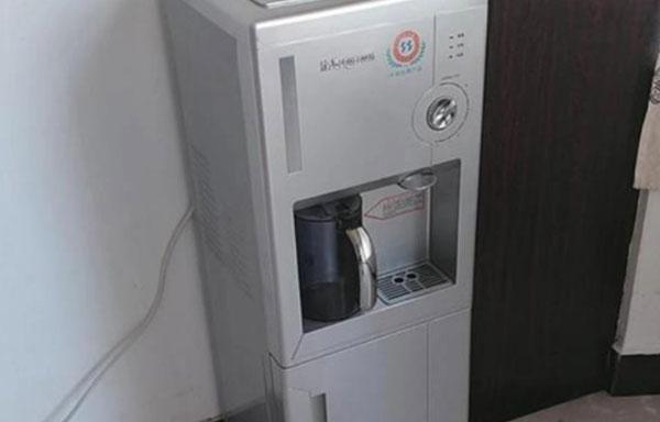 台式饮水机温控器坏了如何修理（解决温控器故障的有效方法及注意事项）