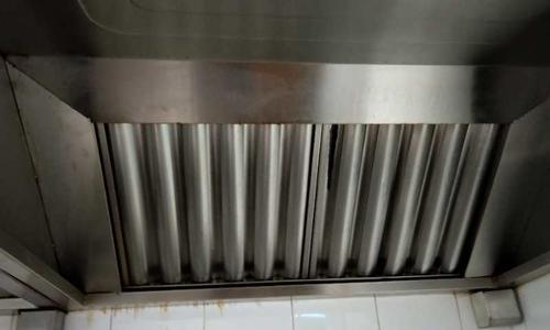 饭店油烟机清洗指南（教你如何正确打开和清洗饭店油烟机）