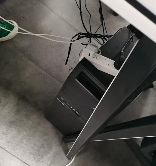 电脑显示器黑屏的原因及解决方法（从硬件故障到设置问题）