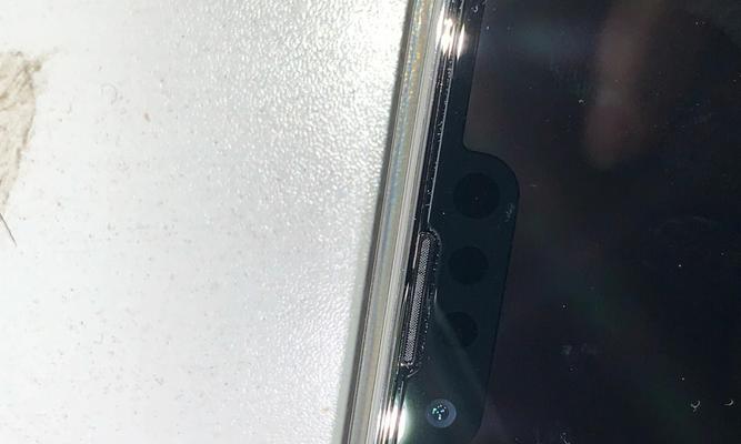 如何清理显示器缝隙（简单有效的显示器缝隙清理方法）