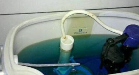 马桶一边上水一边漏水怎么办？马桶漏水问题怎么解决？
