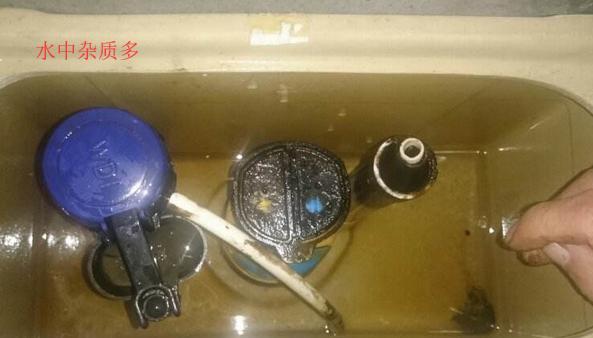 马桶一边上水一边漏水怎么办？马桶漏水问题怎么解决？