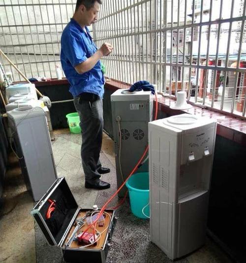 饮水机漏水该如何解决？