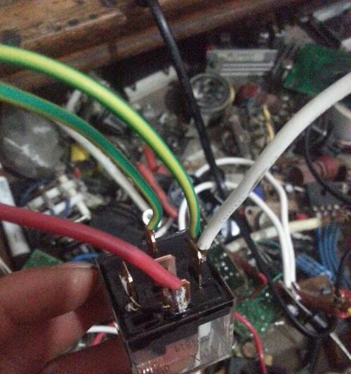 如何检查充电器中的二极管是否损坏？需要哪些工具？