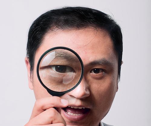 如何调整手机半面镜拍照时的焦距？