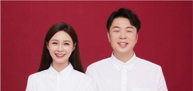 如何将双人合拍照片设置为手机封面？