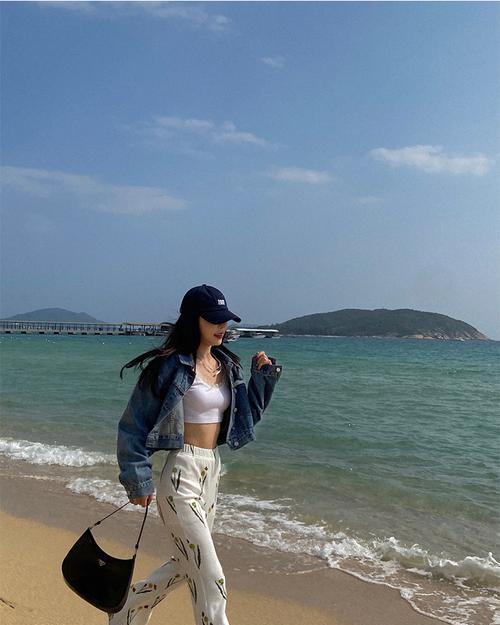 如何使用芭比魔性镜头进行手机拍照？