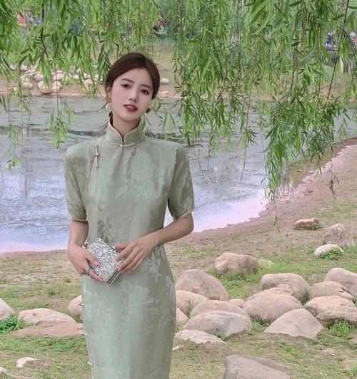 淑女拿手机拍照的正确姿势是什么？视频教程在哪里找？