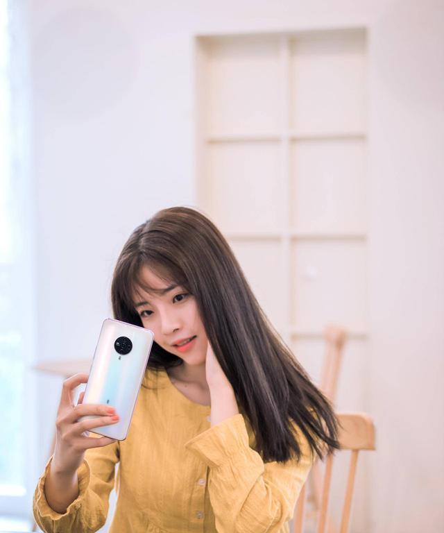 如何用手机背面自拍？