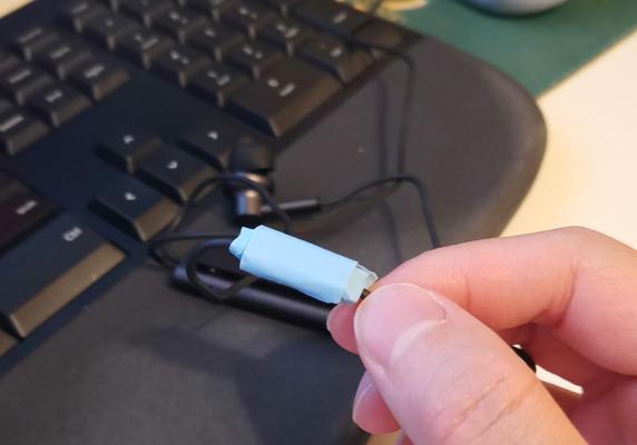 电脑发出滋滋声后自动关机是什么原因？